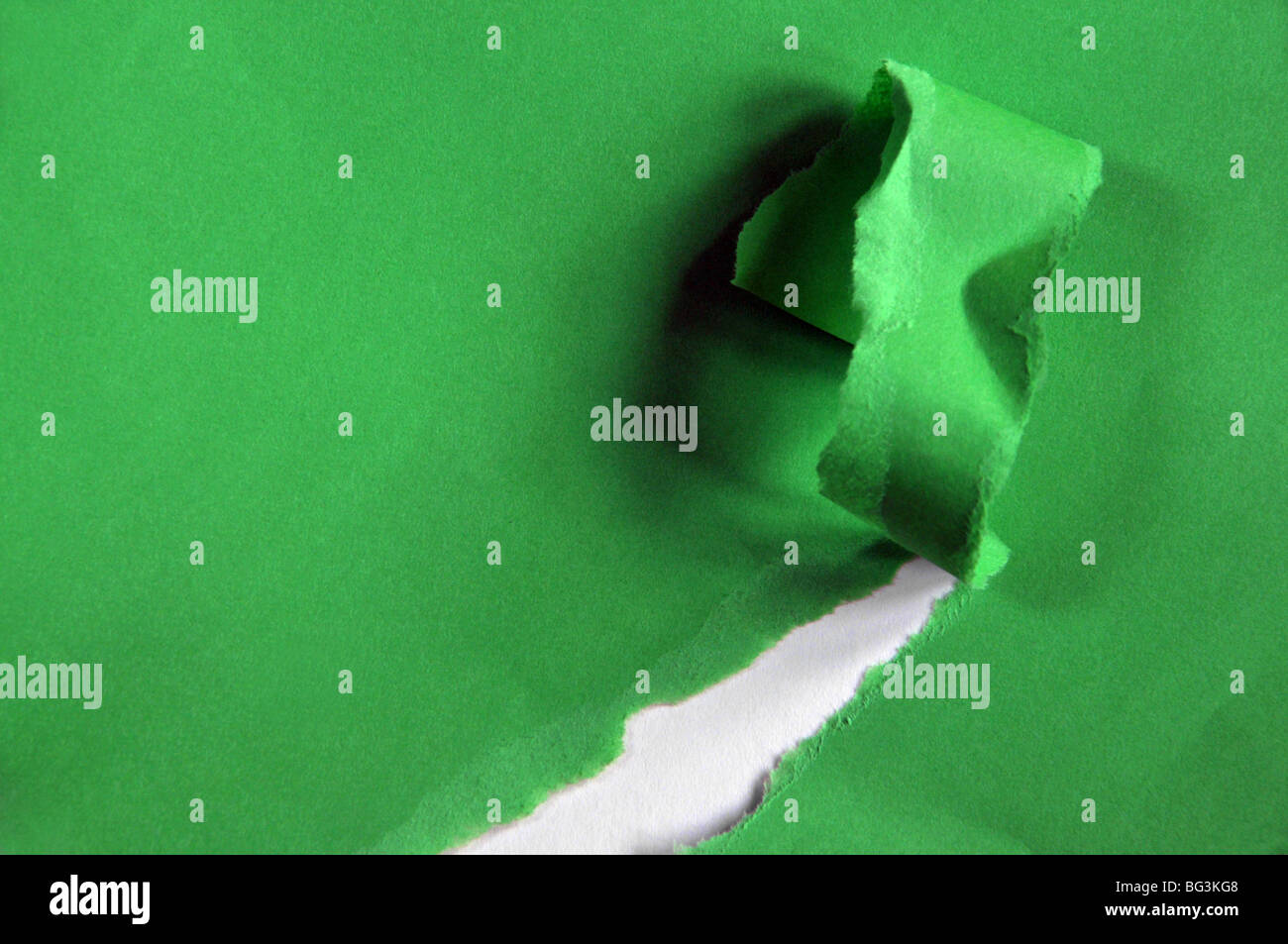 Libro verde con una sezione di esso strappato. Foto Stock
