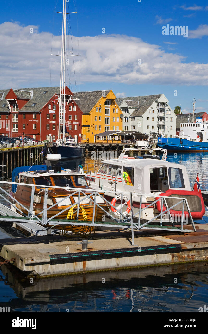 Barche e magazzini sulla Skansen Docks, Tromso City, Troms County, Norvegia, Scandinavia, Europa Foto Stock