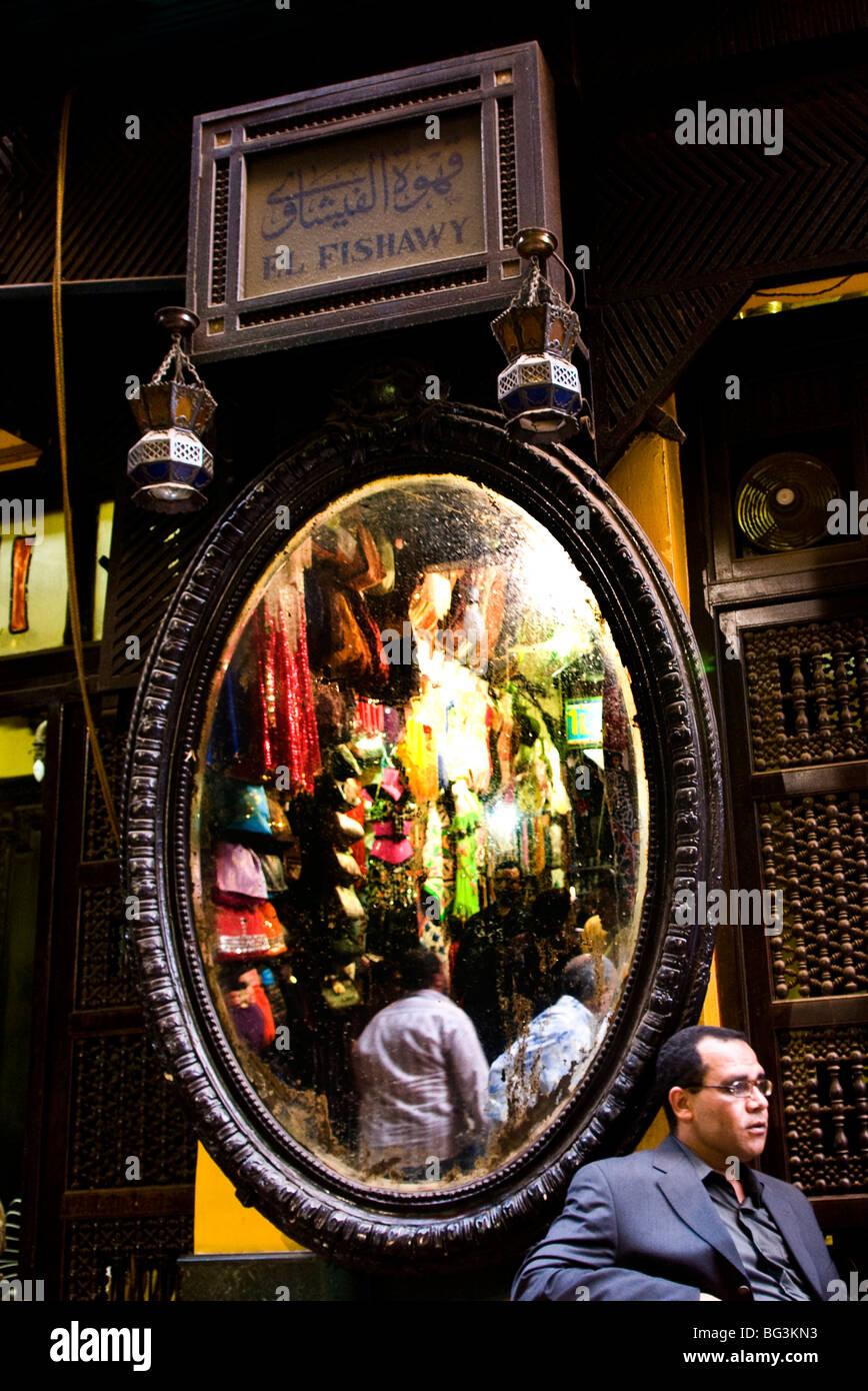 Le scene vibrante El Fishawi tea house nel vecchio Bazaar di Khan El Khalili al Cairo, in Egitto. Foto Stock