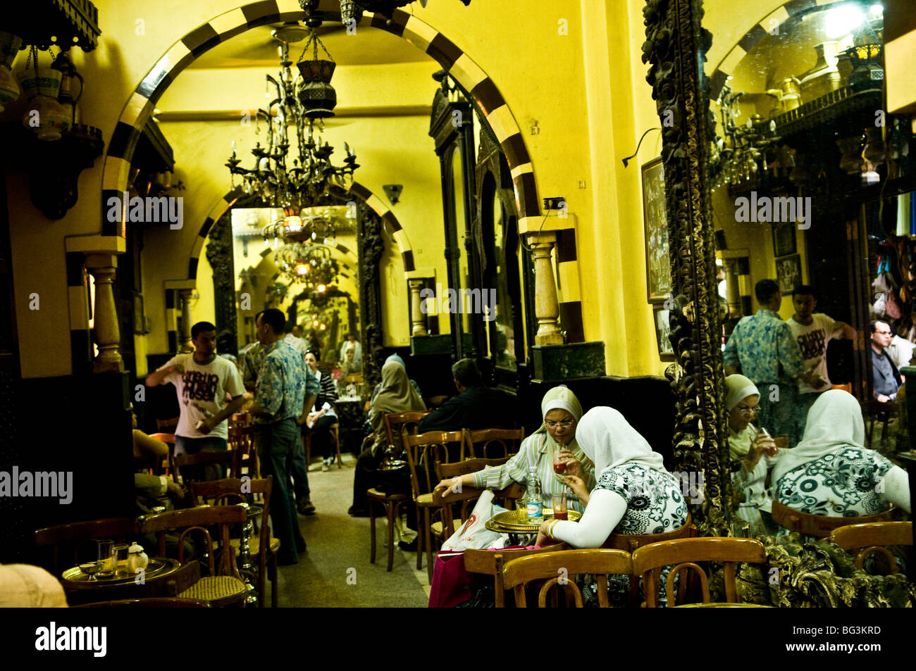 Le scene vibrante El Fishawi tea house nel vecchio Bazaar di Khan El Khalili al Cairo, in Egitto. Foto Stock