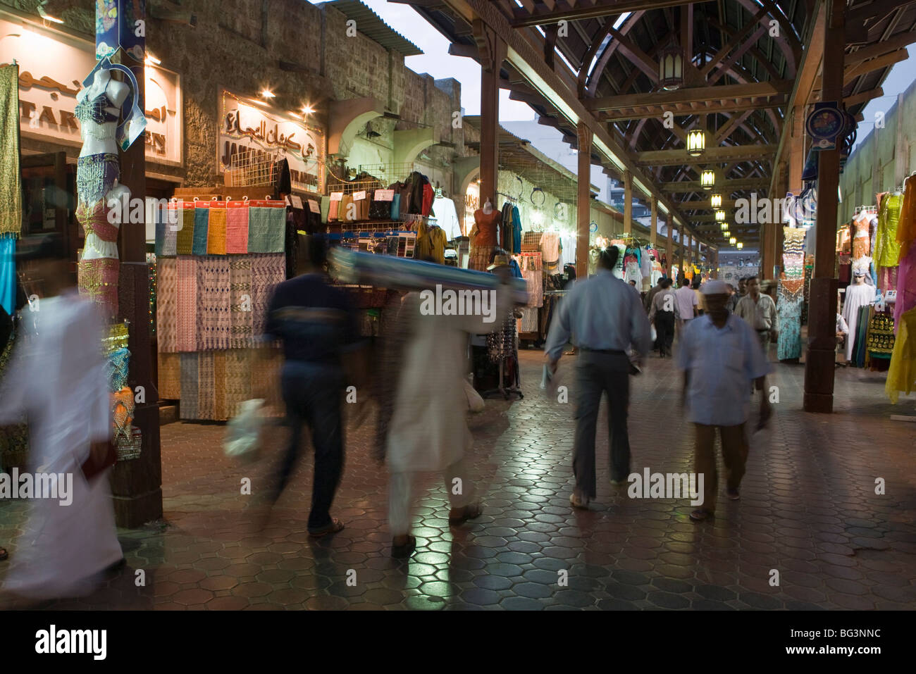 Gli amanti dello shopping di Bur Dubai souk di Dubai, Emirati Arabi Uniti, Medio Oriente Foto Stock