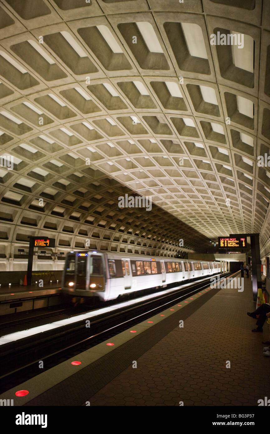 La stazione della metropolitana con il treno, Washington D.C., Stati Uniti d'America, America del Nord Foto Stock