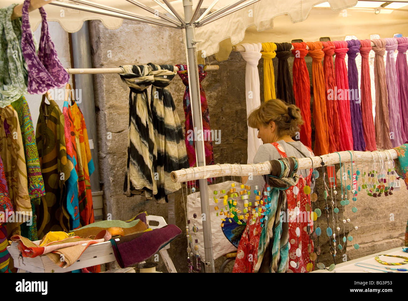 Vendendo sciarpe al giorno di mercato in Apt, Provenza, Francia Foto Stock