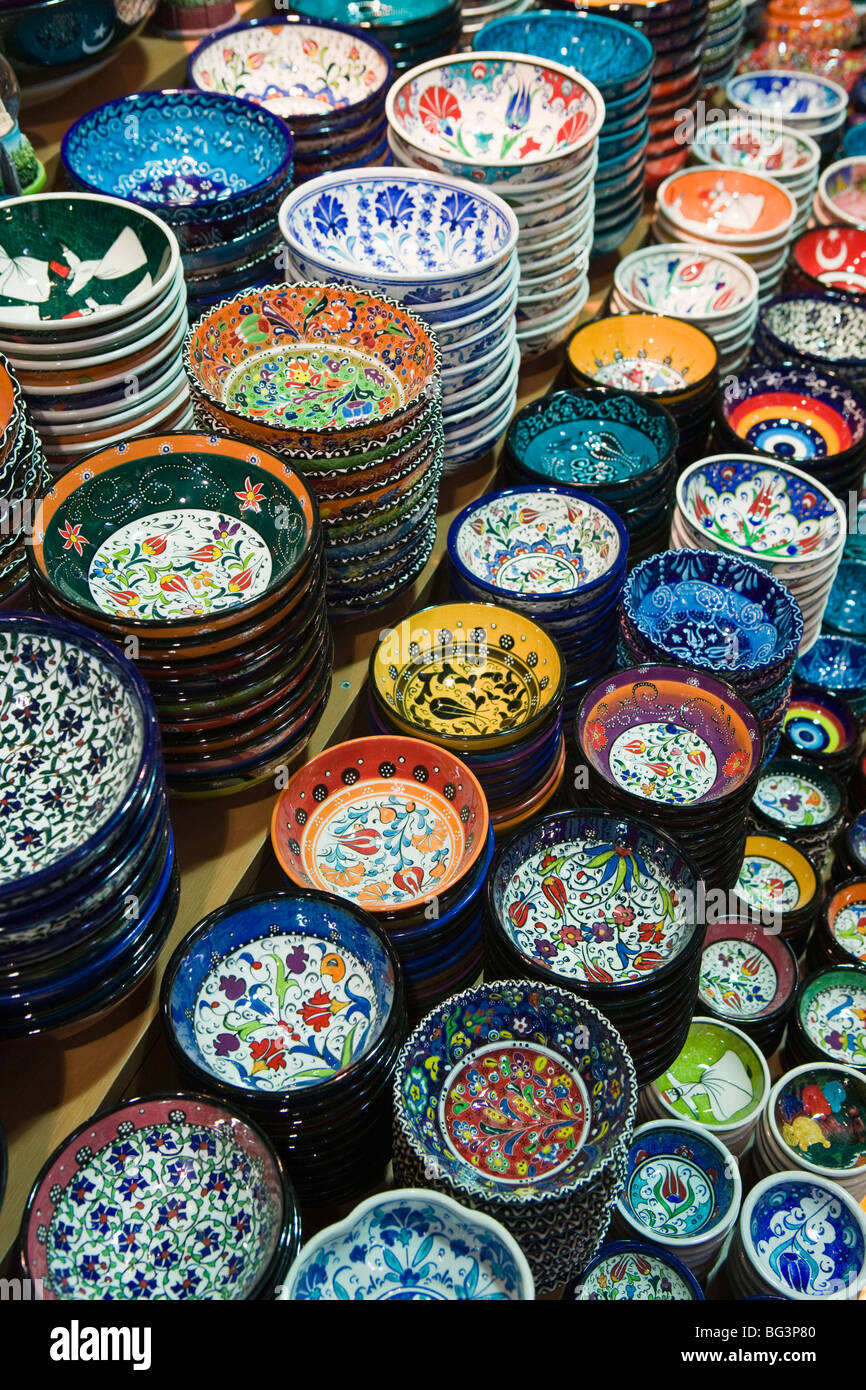 Turco tradizionale ceramica decorativa per la vendita, Grand Bazaar (Gran Bazaar), Istanbul, Turchia, Europa Foto Stock