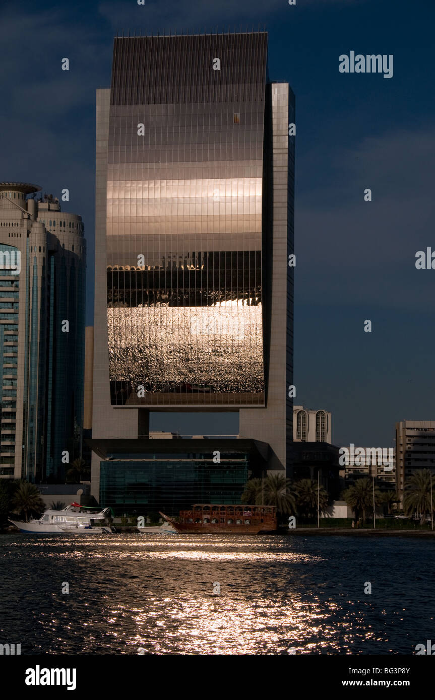 La Banca nazionale di Dubai edificio sul Dubai Creek Foto Stock