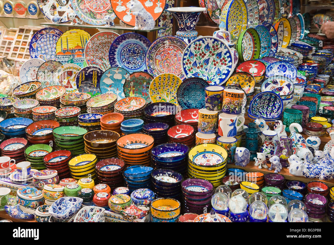 Turco tradizionale ceramica decorativa per la vendita, Grand Bazaar (Gran Bazaar), Istanbul, Turchia, Europa Foto Stock