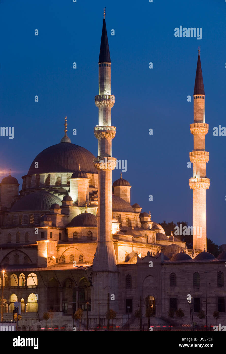 Nuova Moschea illuminata di sera, Istanbul, Turchia, Europa Foto Stock