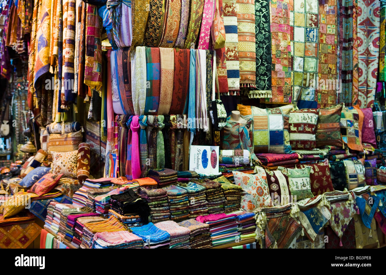 Tessuti, tappeti, sciarpe, cuscini per la vendita, Grand Bazaar (Gran Bazaar), Istanbul, Turchia, Europa Foto Stock