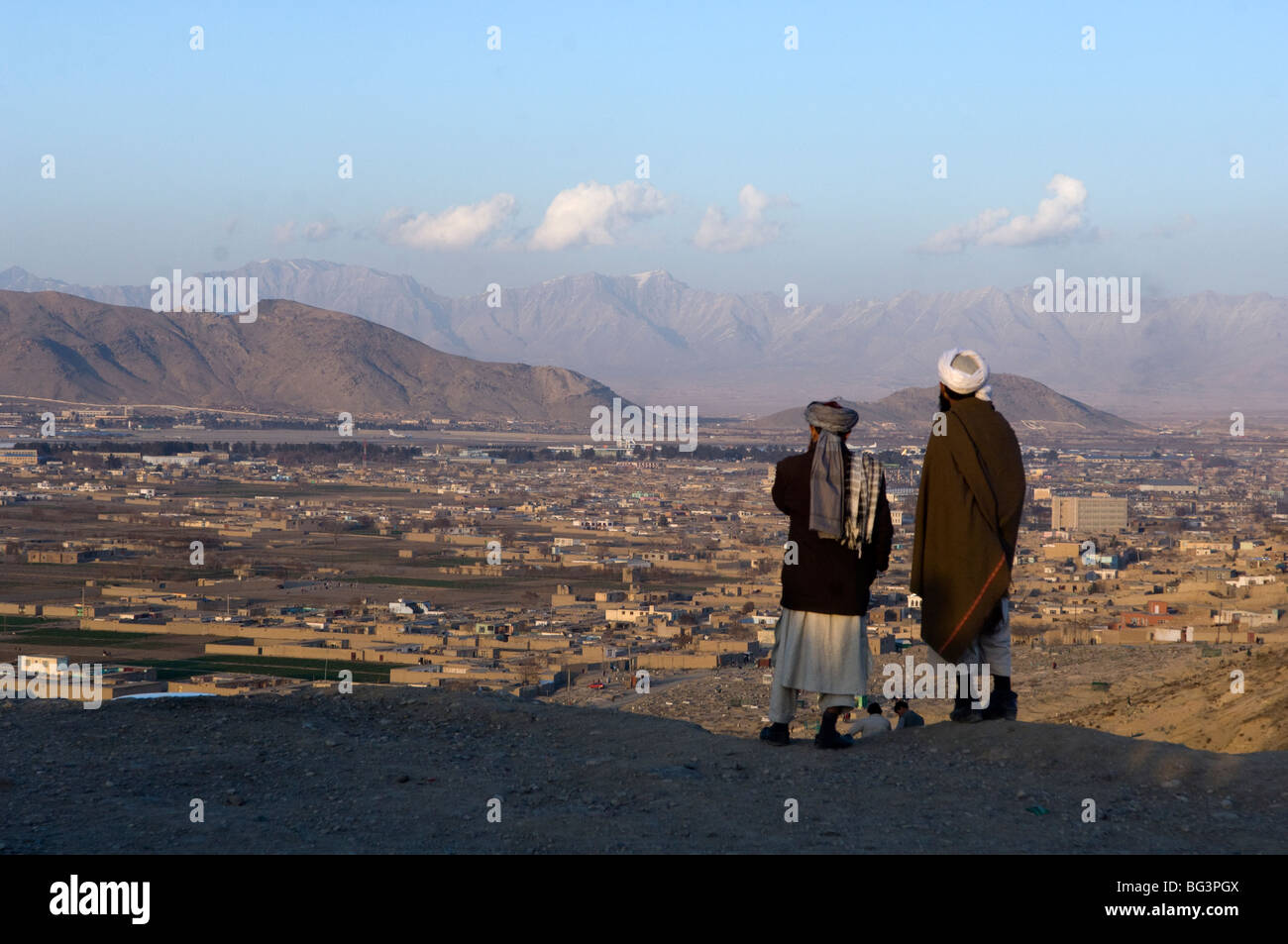 Gli uomini afghani guardano verso la città di Kabul, Afghanistan. Foto Stock
