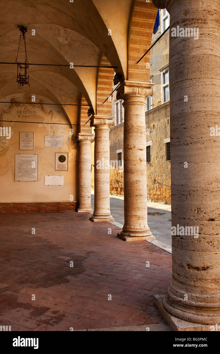 Colonne e strada fuori il Palazzo Pubblico sede del Municipio in Pienza Toscana Italia Foto Stock