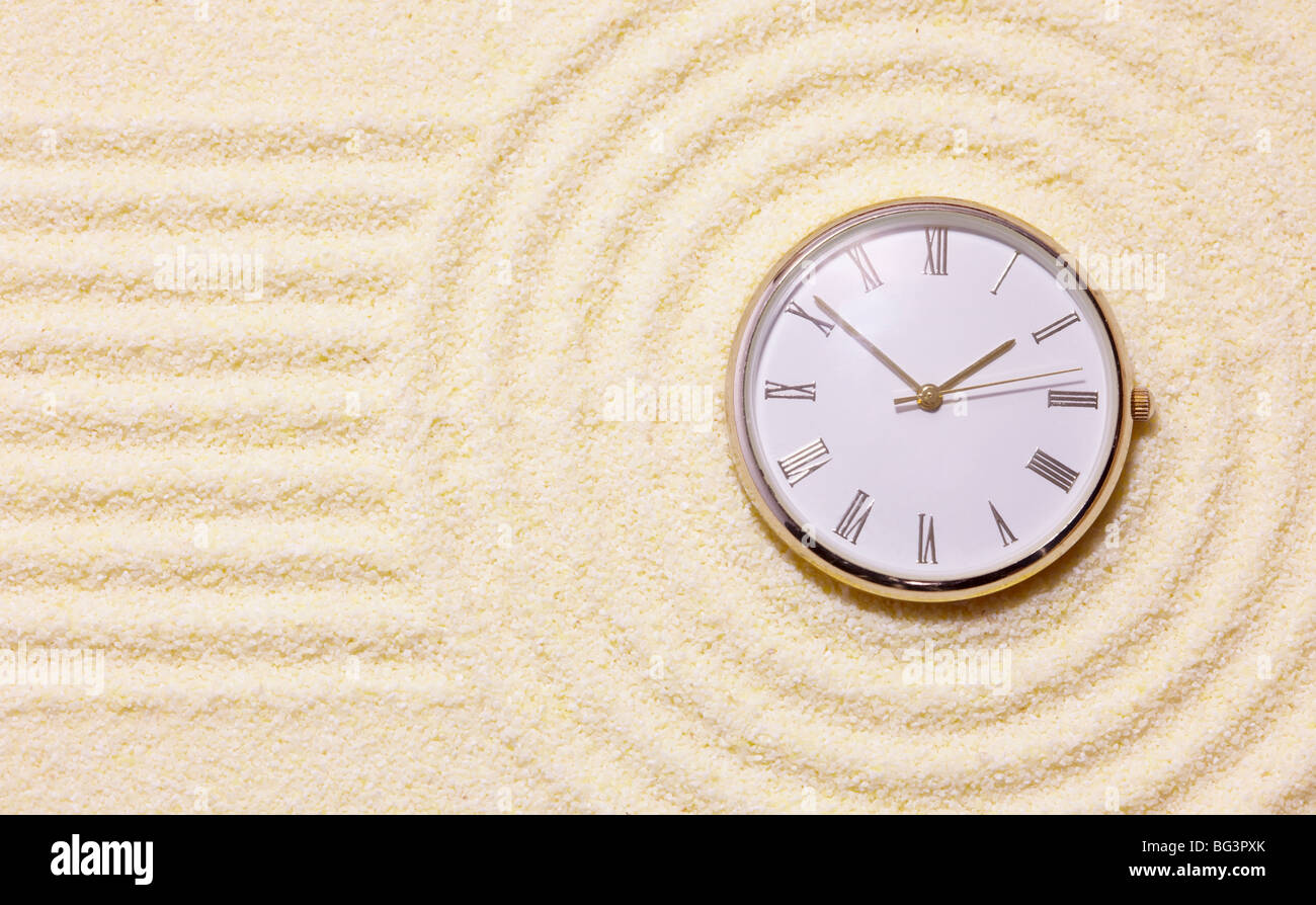 Vecchio orologio sulla sabbia in una composizione del rock giapponese-giardino  Foto stock - Alamy