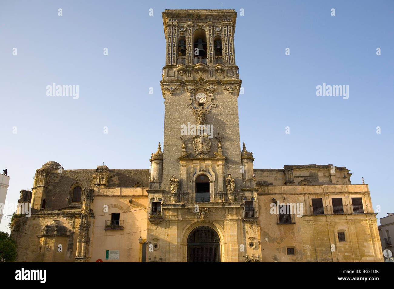 Santa Maria de la Asunción chiesa, Arcos de la Frontera, uno dei villaggi bianchi, Andalusia, Spagna, Europa Foto Stock
