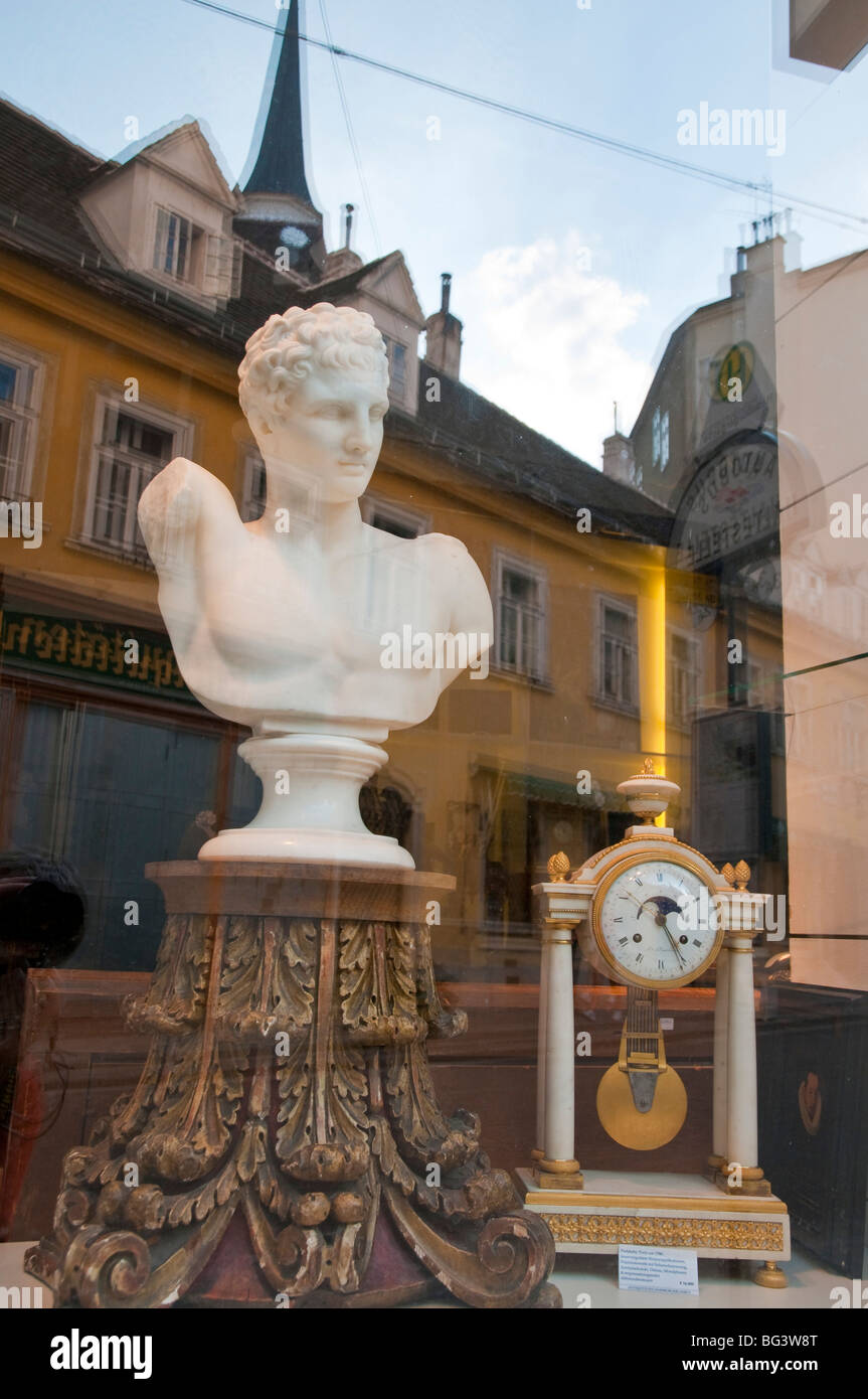 Schaufenster AntiquitätengeschäftAltstadt, Wien Österreich | Vetrina negozio di antiquariato, Vienna, Austria Foto Stock