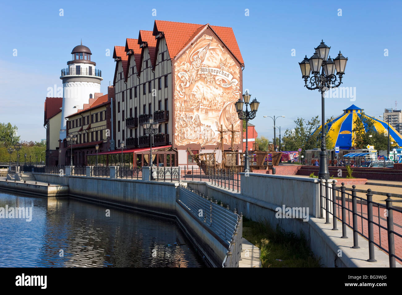 Il villaggio di pesce, alloggiamento Moderno, hotel e ristorante sviluppo lungo il fiume Pregolya, Kaliningrad (Konigsberg), Russia Foto Stock