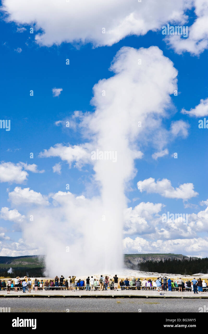 Geyser Old Faithful scoppierà a Yellowstone, Parco Nazionale, Wyoming negli Stati Uniti. Foto Stock