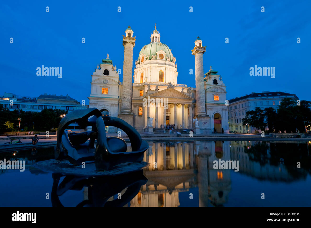 Karlskirche bei Nacht, Wien Österreich | Karlskirche (Chiesa) di notte, Vienna, Austria Foto Stock