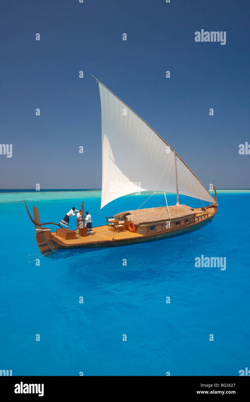 Barca a vela con tradizionale dhoni, Maldive, Oceano Indiano, Asia Foto Stock