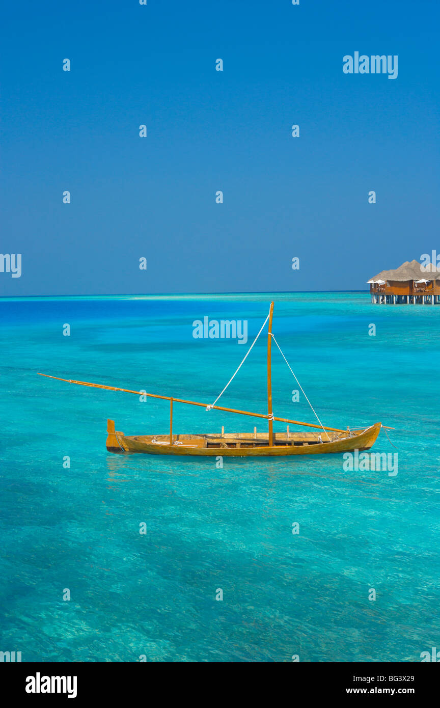 Taditional dhoni e ville sull'acqua, Maldive, Oceano Indiano, Asia Foto Stock