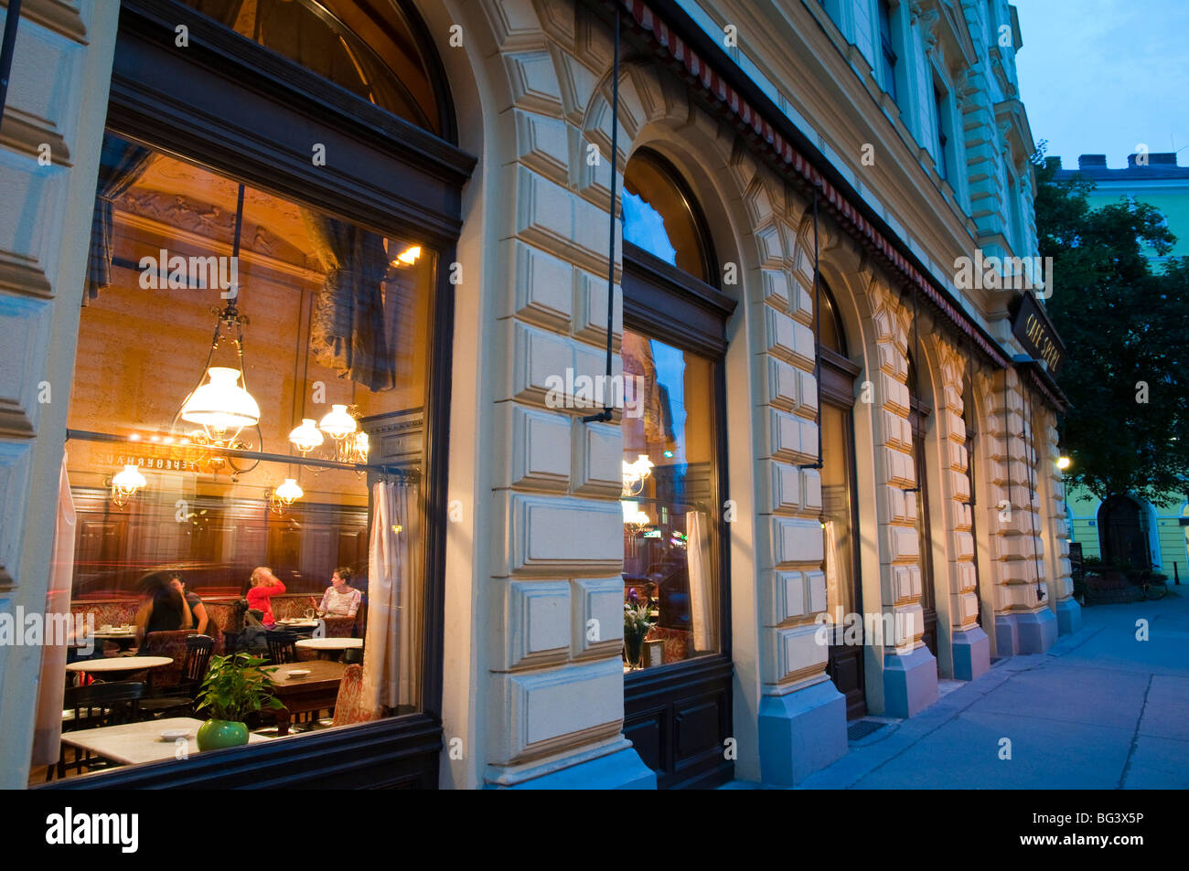 Wiener Kaffeehaus Café Sperl bei Dämmerung, Wien Österreich | Café Sperl, Vienna, Austria Foto Stock