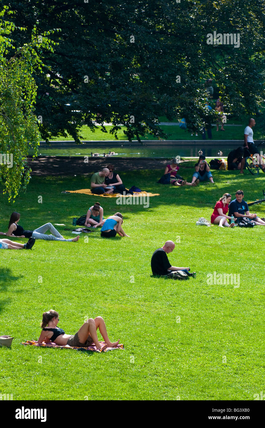 Menschen auf Wiese, Burggarten, Wien Österreich | persone su erba in Burggarten, Hofburg di Vienna, Austria Foto Stock