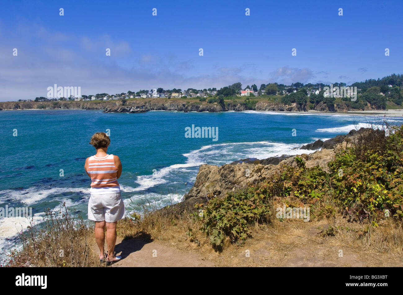 Donna su clif affacciato sulla California della pittoresca costa Mendocino, in California, Stati Uniti d'America, America del Nord Foto Stock