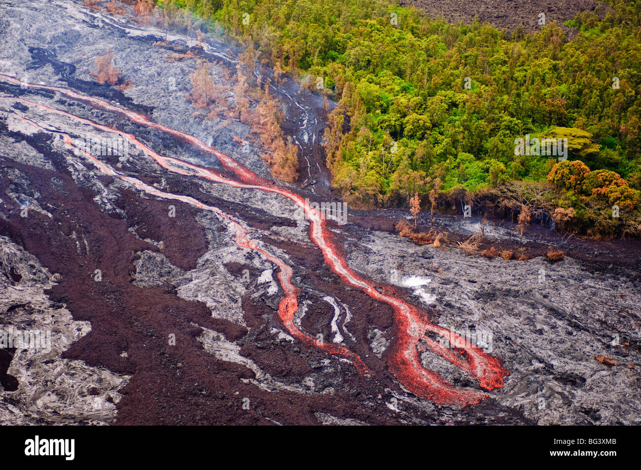 La lava scorre dal vulcano Kilauea, Parco Nazionale dei Vulcani delle Hawaii, Sito Patrimonio Mondiale dell'UNESCO, la Big Island, Hawaii, STATI UNITI D'AMERICA Foto Stock