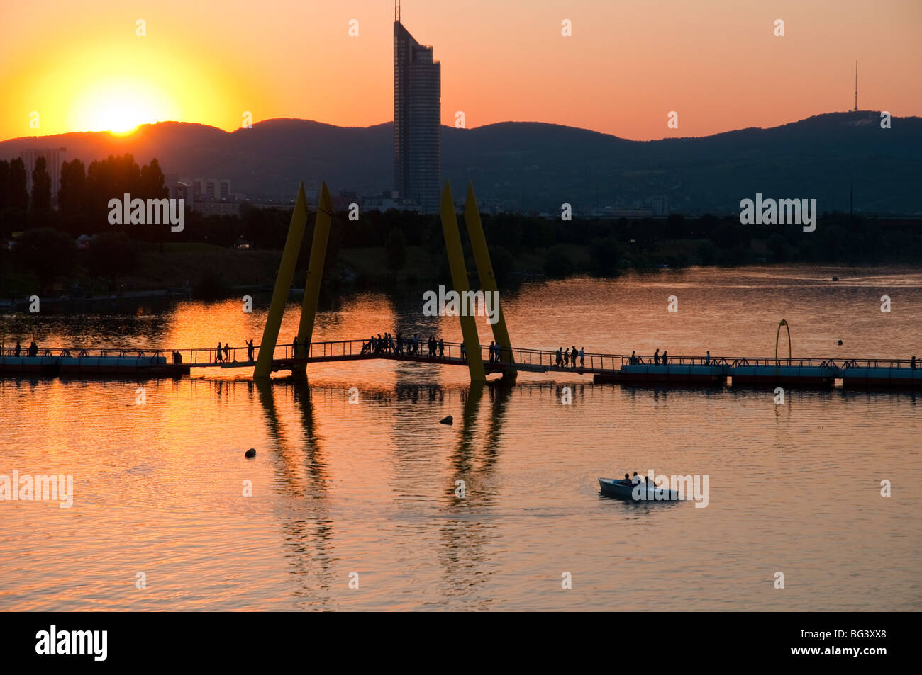 Donauinsel, Donau bei Sonnenuntergang, Wien Österreich | Danubio al tramonto, Vienna, Austria Foto Stock