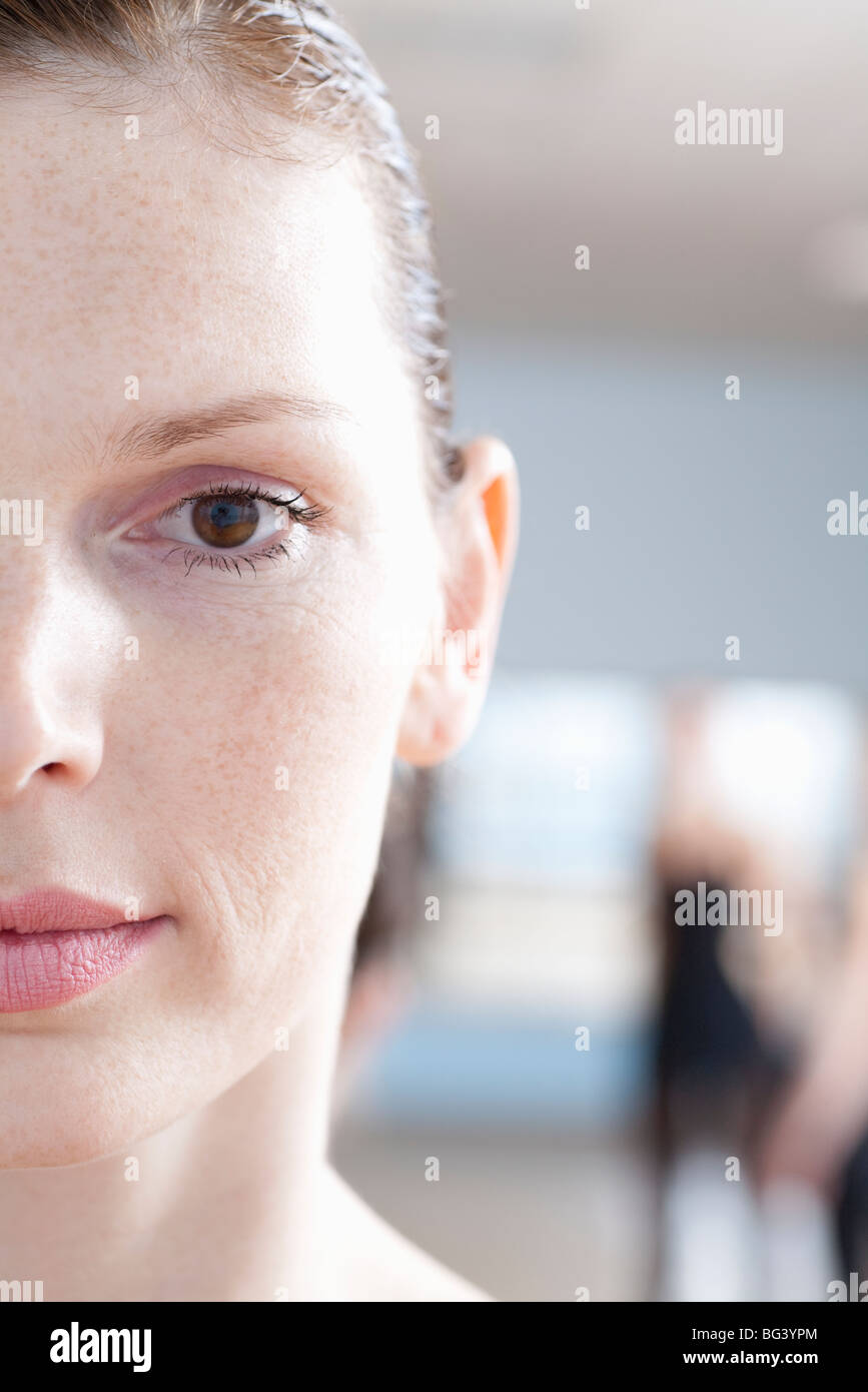 Espressione seria sul giovane volto di donna Foto Stock