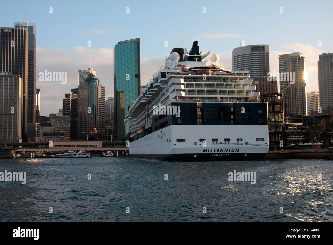 Il Celebrity Cruises Millennium nave al molo nel porto di Sydney con il ponte dietro al crepuscolo Foto Stock