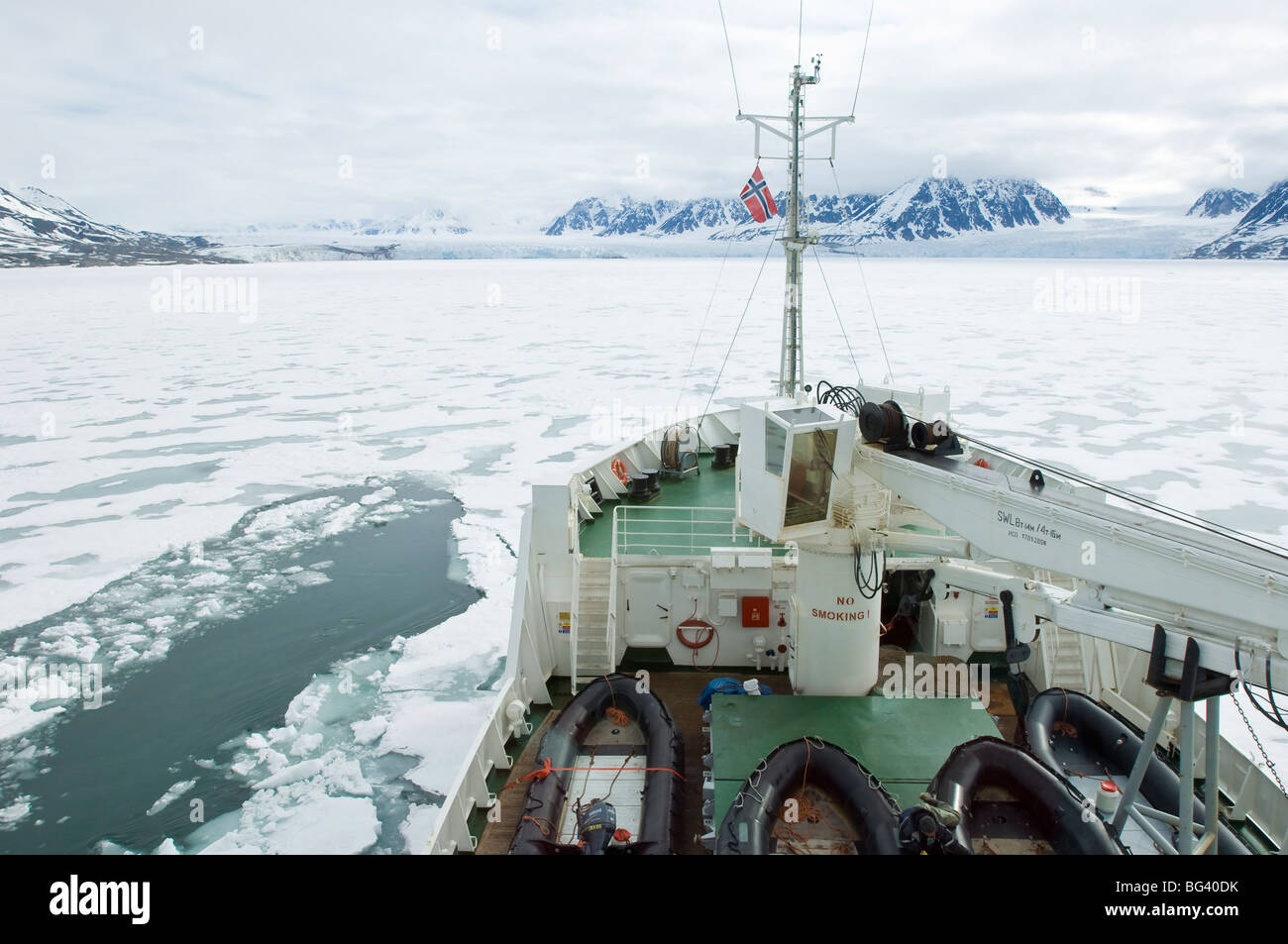 Rompere il ghiaccio in Leifdefjord, arcipelago delle Svalbard, Norvegia, Artico, Scandinavia, Europa Foto Stock