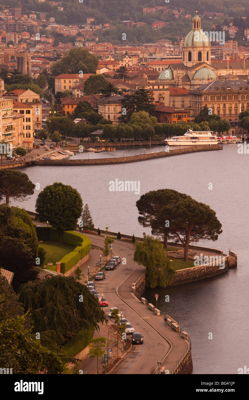 L'Italia, Lombardia, regione dei laghi, Lago di Como, Como, vista città da Bellagio road, crepuscolo Foto Stock