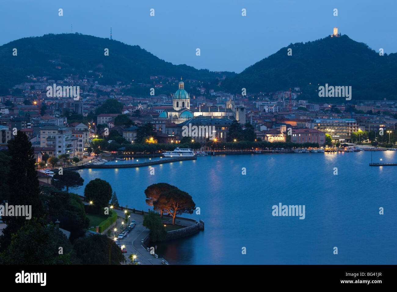 L'Italia, Lombardia, regione dei laghi, Lago di Como, Como, vista città da Bellagio road, sera Foto Stock