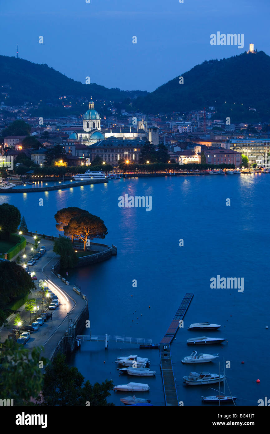 L'Italia, Lombardia, regione dei laghi, Lago di Como, Como, vista città da Bellagio road, sera Foto Stock
