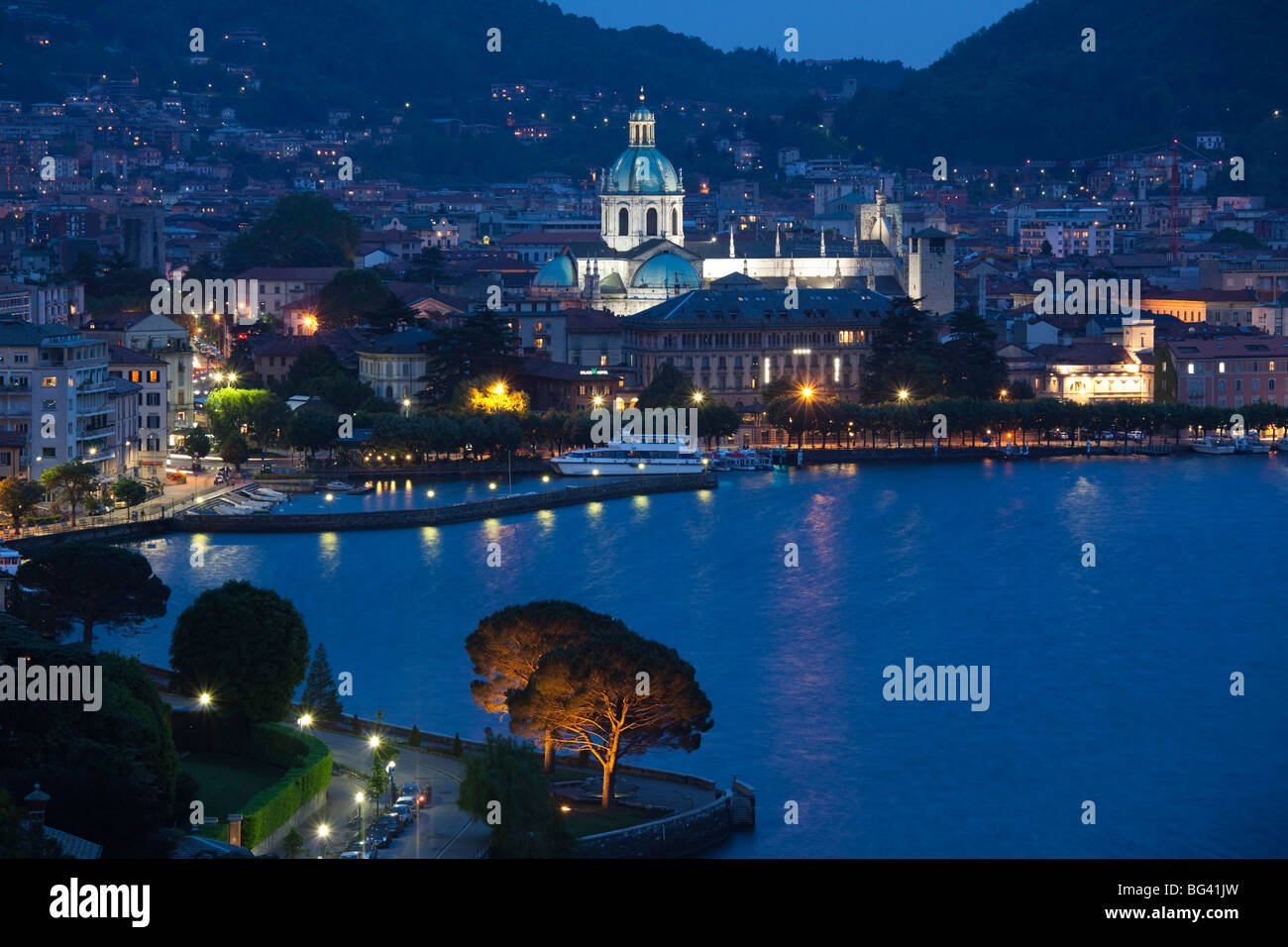 L'Italia, Lombardia, regione dei laghi, Lago di Como, Como, vista città da Bellagio road, sera Foto Stock