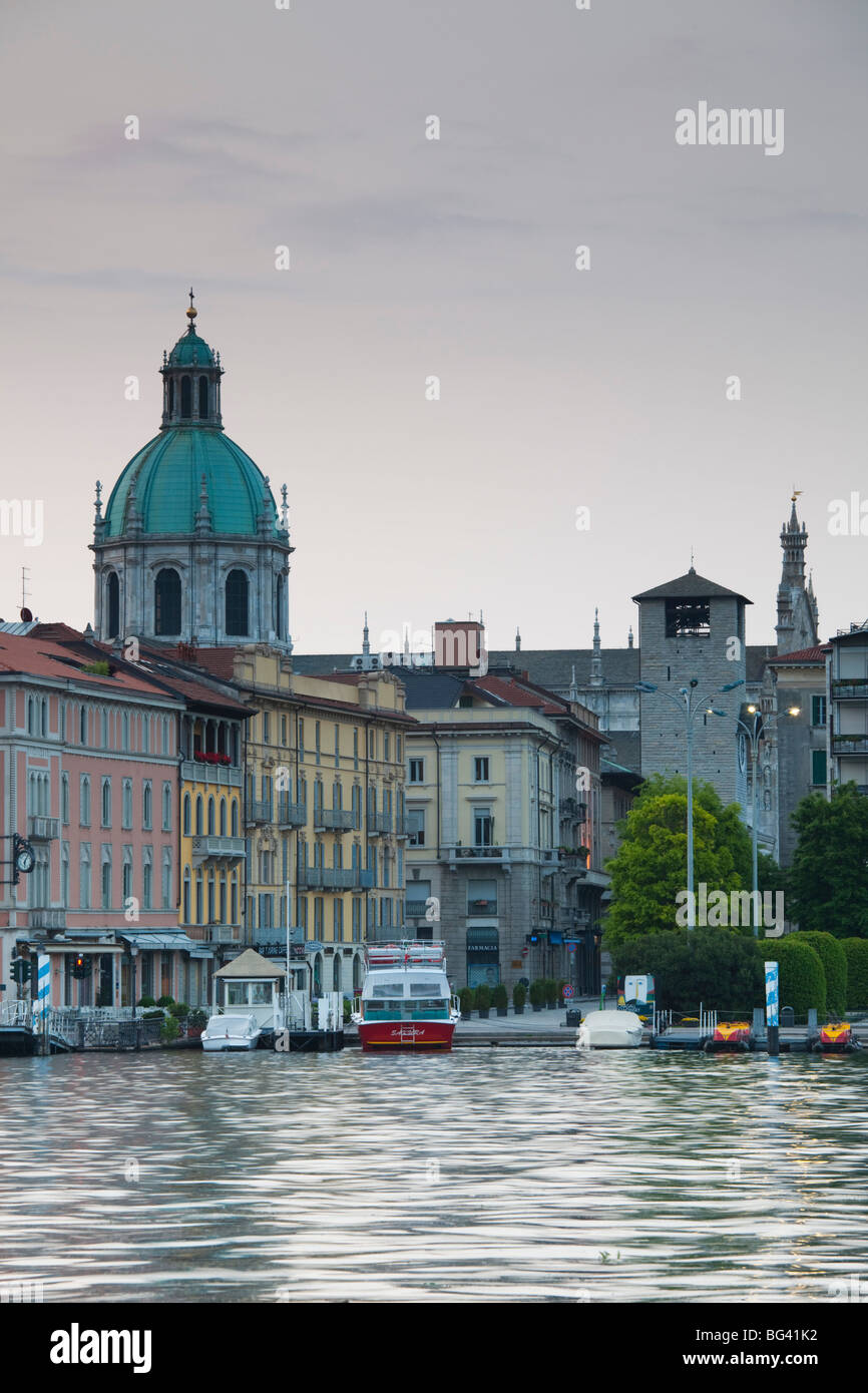 L'Italia, Lombardia, regione dei laghi, Lago di Como, Como, Piazza Cavour dal lago, alba Foto Stock