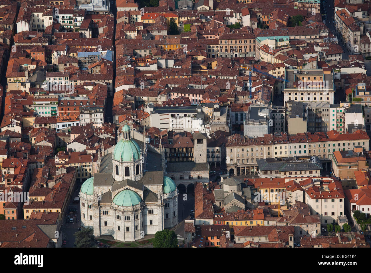 L'Italia, Lombardia, regione dei laghi, Lago di Como, Como, vista aerea da Brunate, mattina Foto Stock
