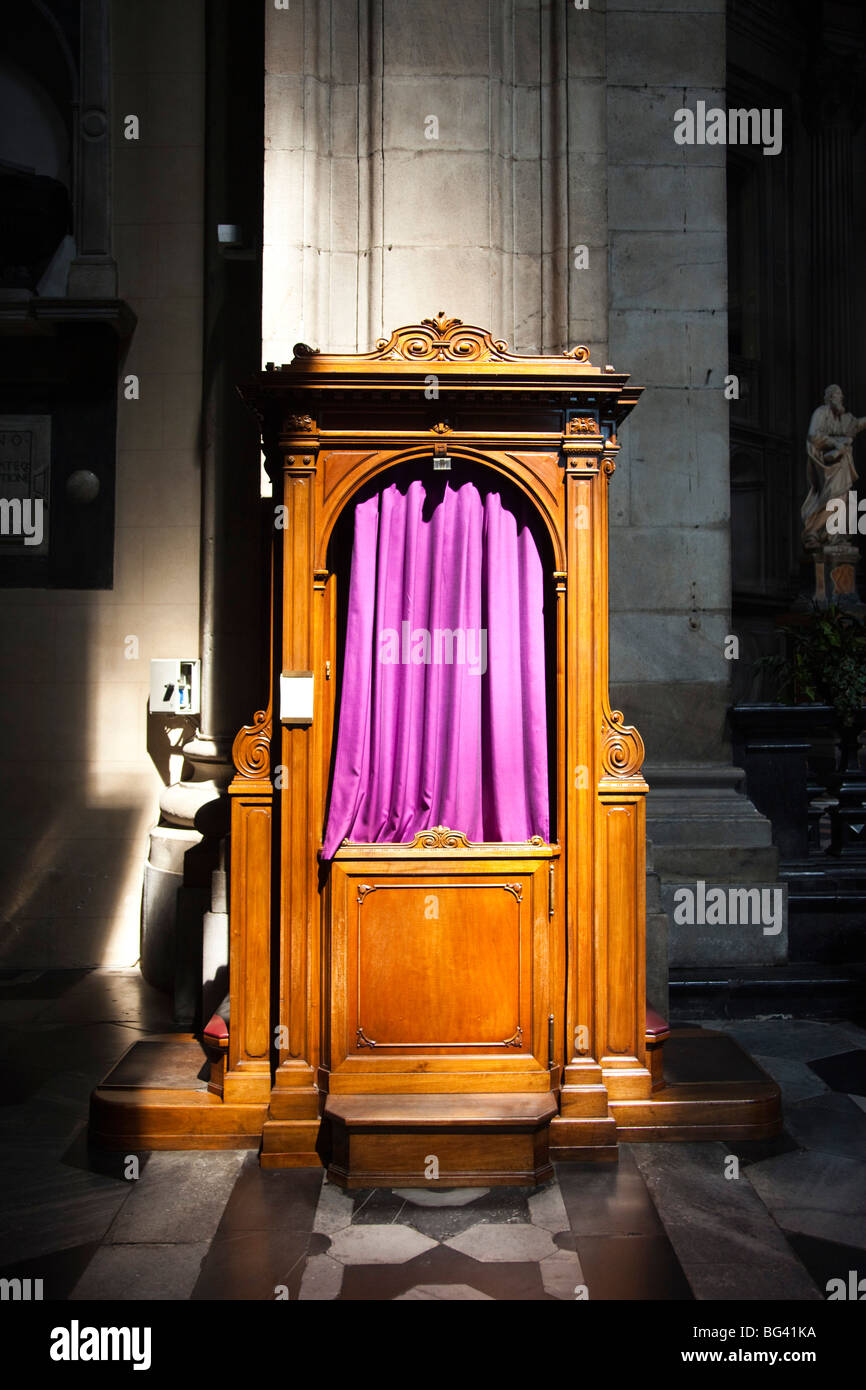 L'Italia, Lombardia, regione dei laghi, Lago di Como, Como, Duomo, confessionali booth Foto Stock