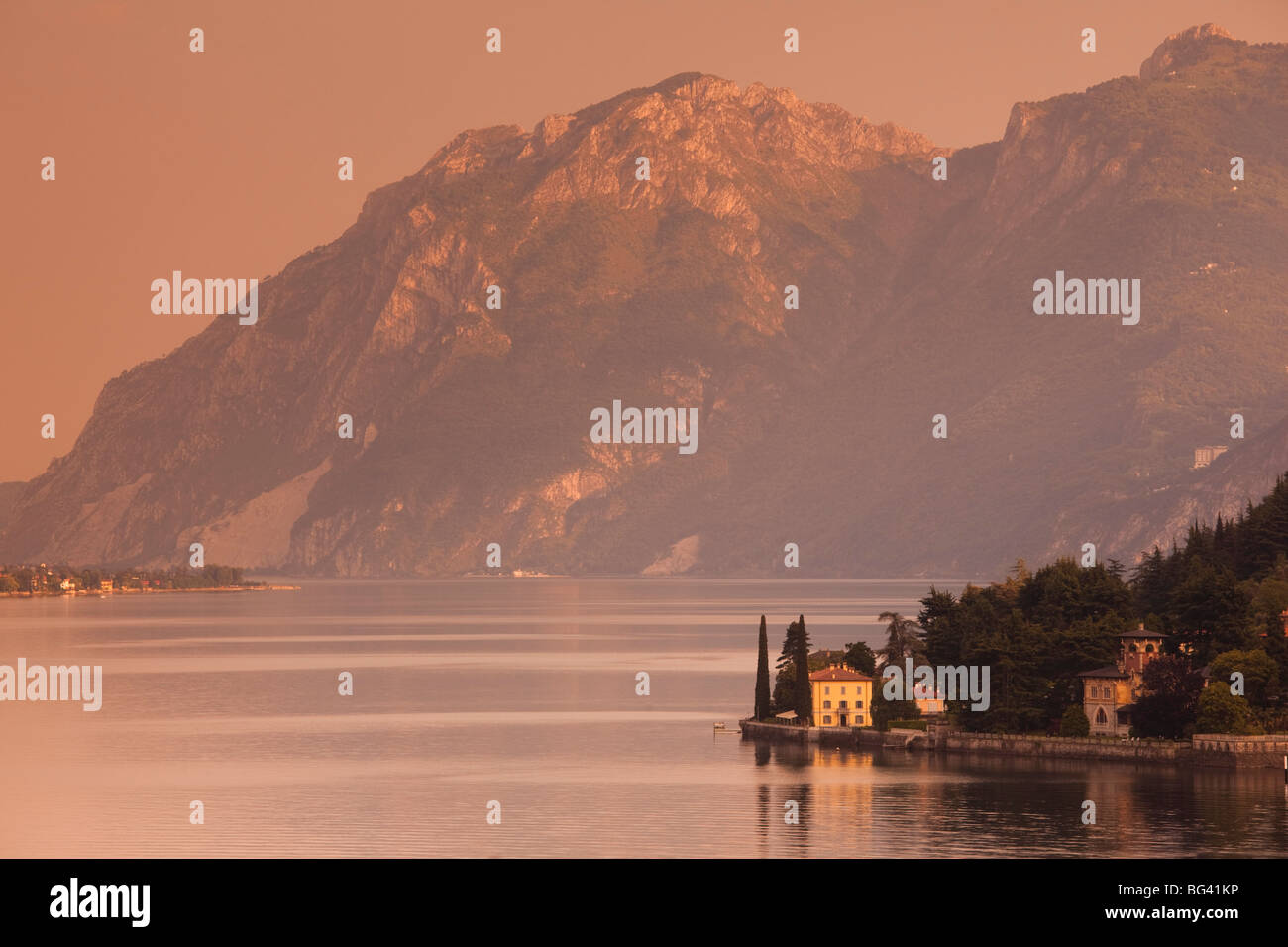 L'Italia, Lombardia, regione dei laghi, Lago Como-Lake Lecco, Oliveto, villa e montagne Foto Stock