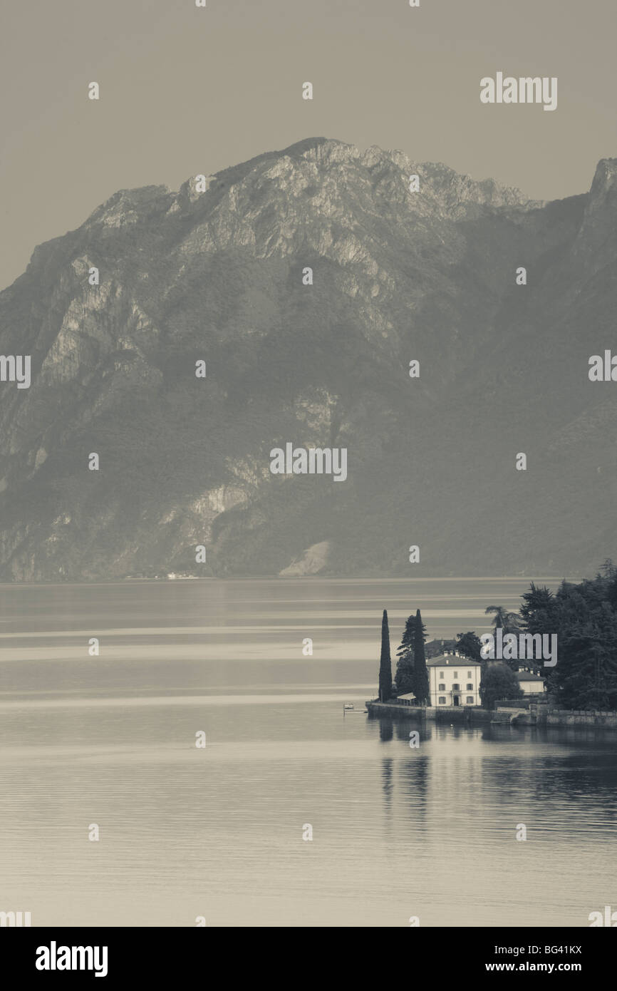 L'Italia, Lombardia, regione dei laghi, Lago Como-Lake Lecco, Oliveto, villa e montagne Foto Stock