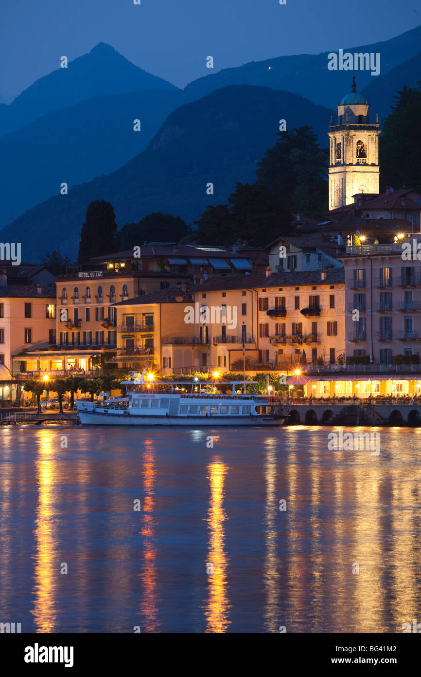 L'Italia, Lombardia, regione dei Laghi, il lago di Como e Bellagio, vista città, sera Foto Stock