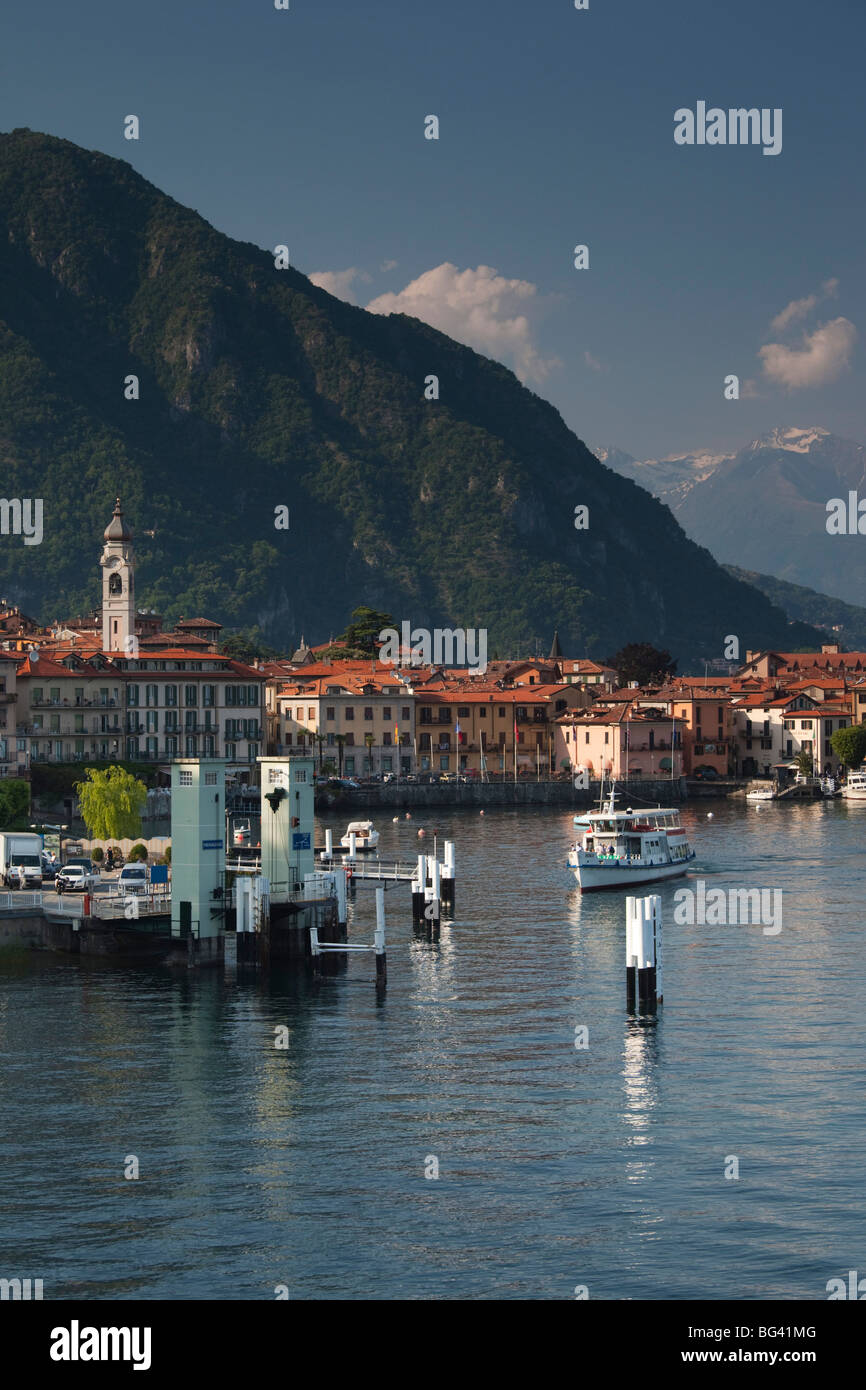 L'Italia, Lombardia, regione dei laghi, Lago di Como, Menaggio, città vista dal traghetto lago portl Foto Stock