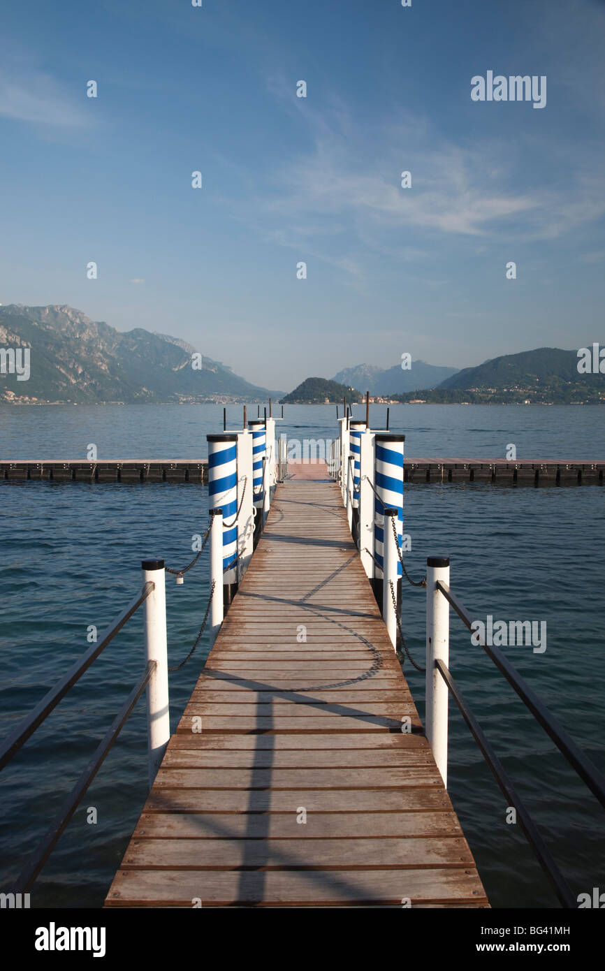L'Italia, Lombardia, regione dei laghi, Lago di Como, Tremezzo Lago pier Foto Stock