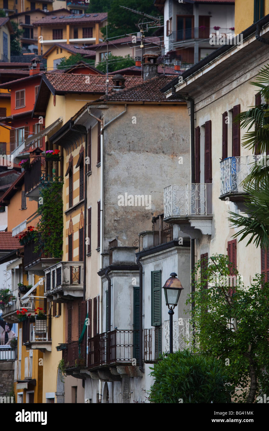 L'Italia, Lombardia, regione dei laghi, Lago di Como, Argegno, vista città Foto Stock