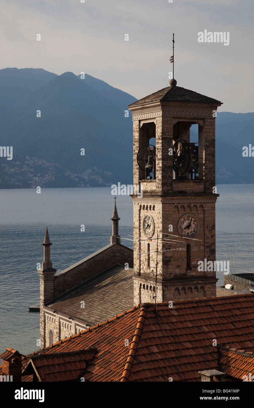 L'Italia, Lombardia, regione dei laghi, Lago di Como, Argegno, con vista sul lago e chiesa del paese Foto Stock