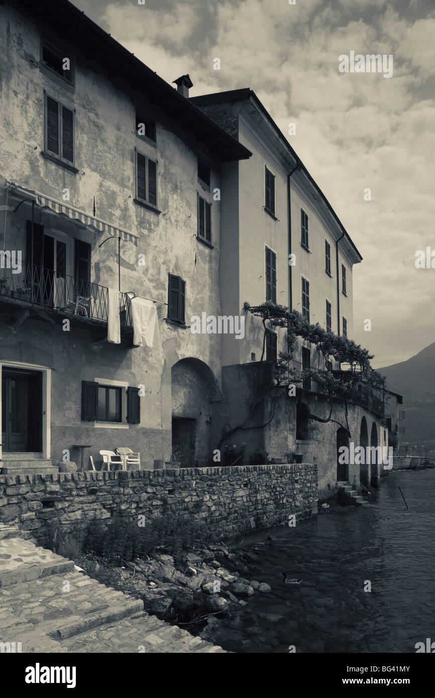 L'Italia, Lombardia, regione dei laghi, Lago di Como, Santa Maria Rezzonico, case in riva al lago Foto Stock