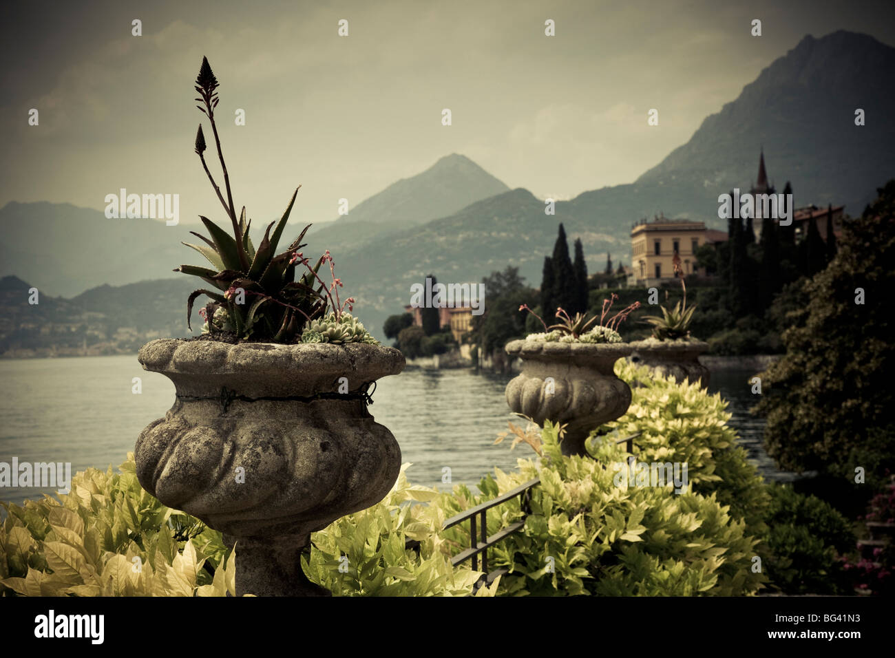 L'Italia, Lombardia, regione dei laghi, Lago di Como, Varenna, Villa Monastero, giardini e sul fronte del lago Foto Stock