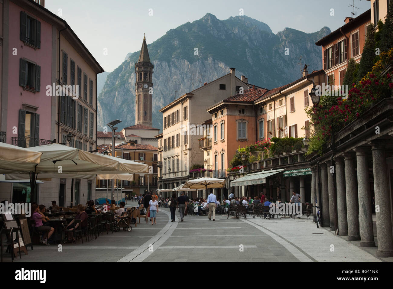 L'Italia, Lombardia, regione dei laghi, Lago Como-Lake Lecco, Lecco, Piazza XX Settembre e la Basilica di San Nicolò, NR Foto Stock