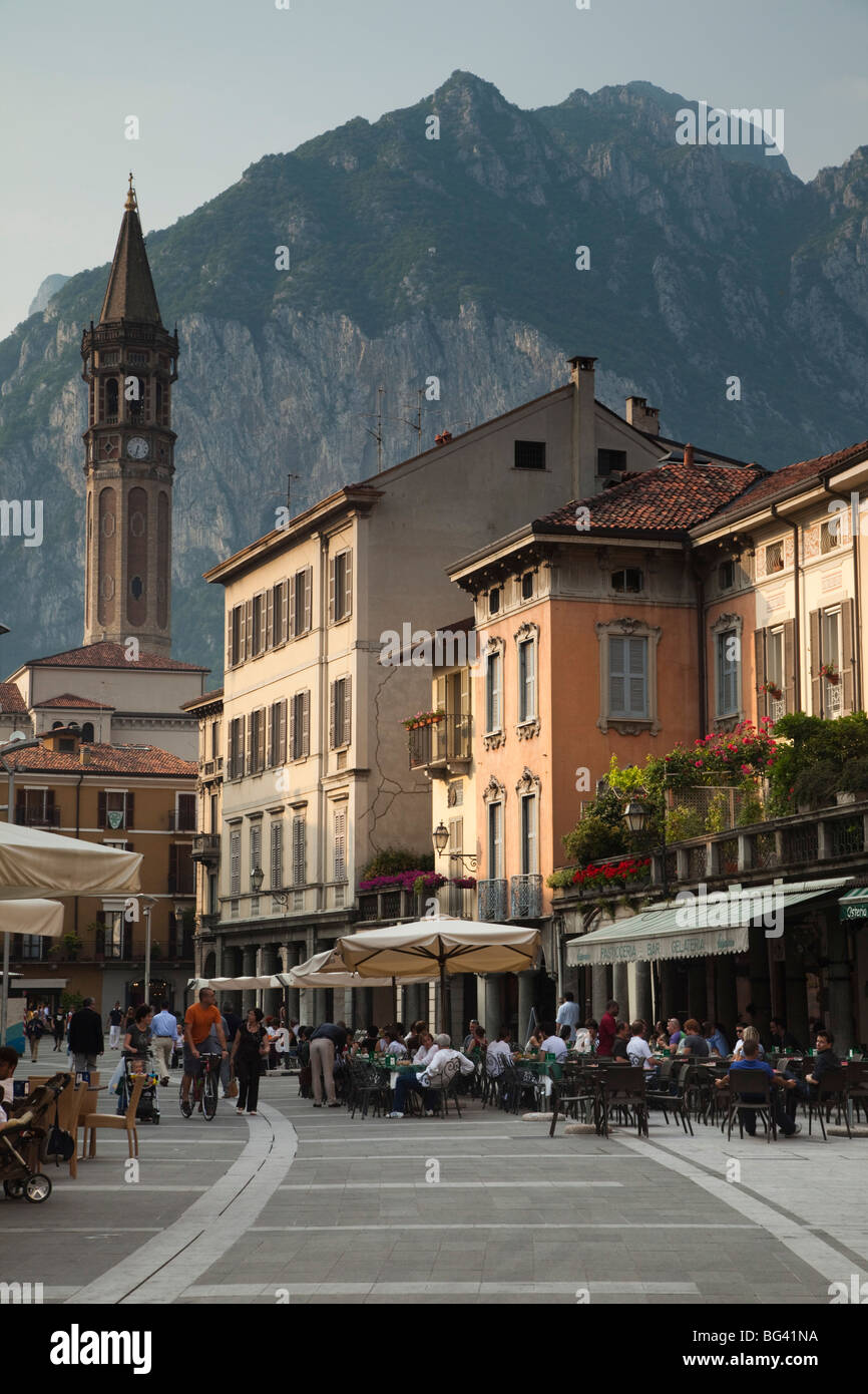 L'Italia, Lombardia, regione dei laghi, Lago Como-Lake Lecco, Lecco, Piazza XX Settembre e la Basilica di San Nicolò, NR Foto Stock