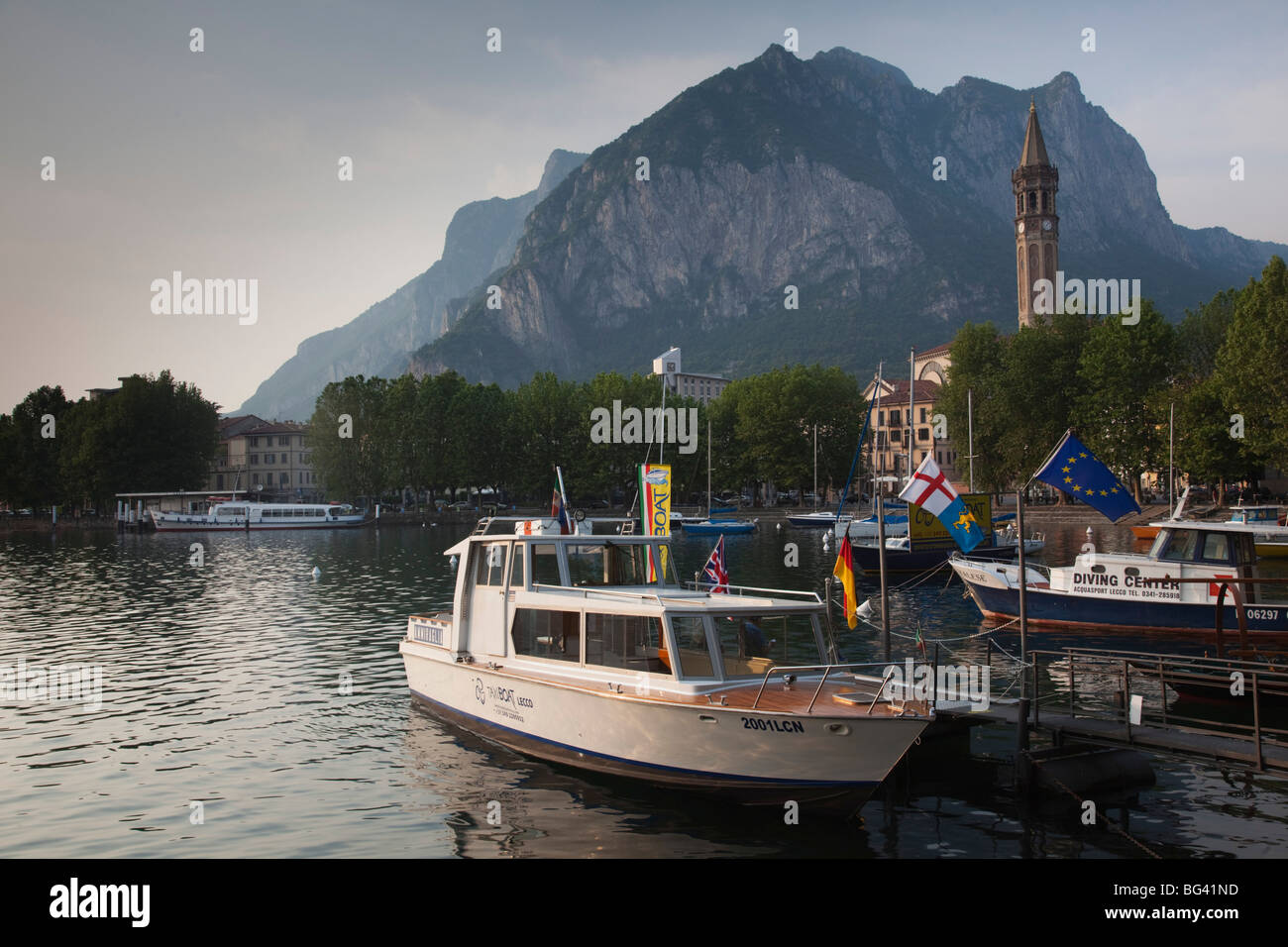 L'Italia, Lombardia, regione dei laghi, Lago Como-Lake Lecco, Lecco, il lago e la Basilica di San Nicolo Foto Stock