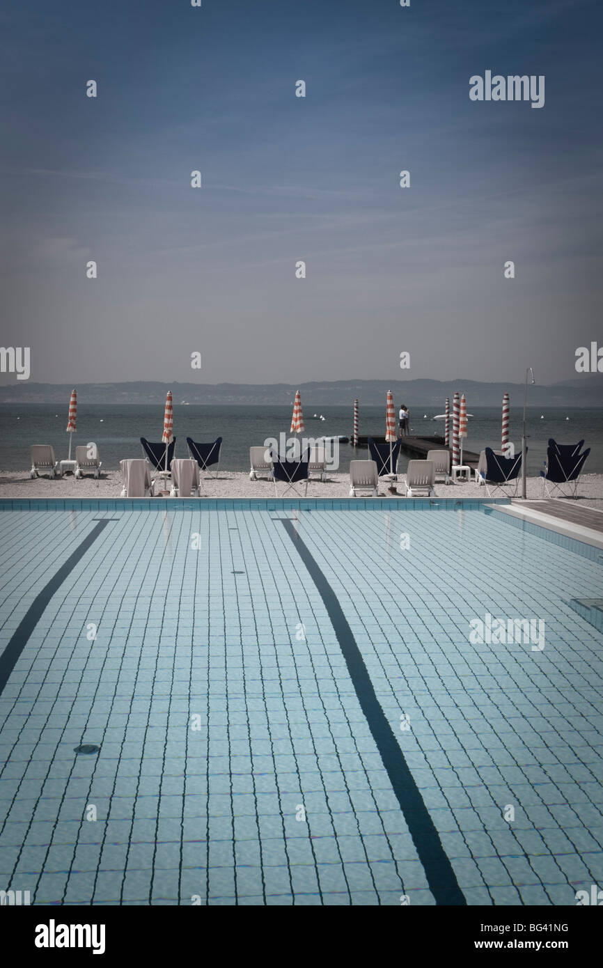 L'Italia, Lombardia, Lake District, il Lago di Garda e Sirmione, Lakeside Piscina Foto Stock
